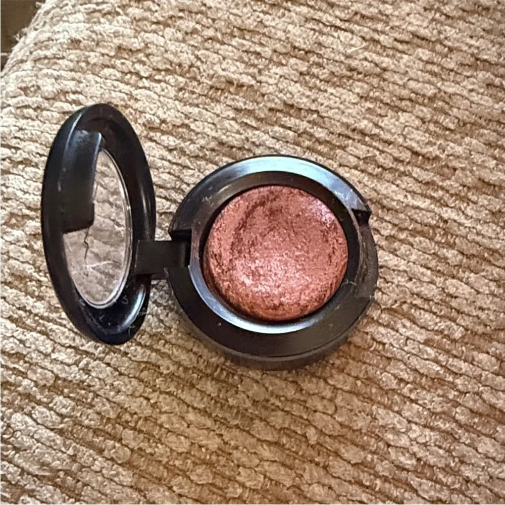 MAC Cosmetics preowned item